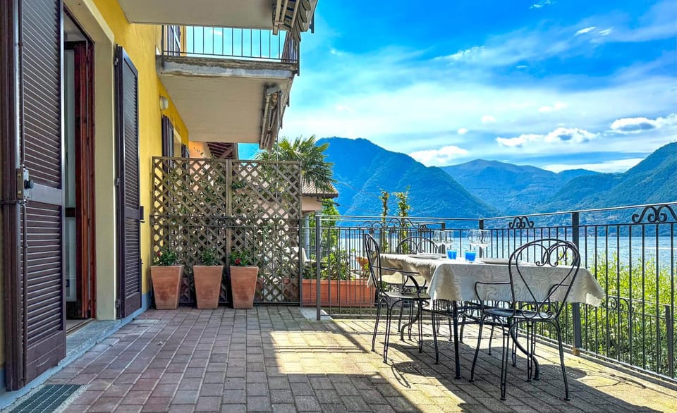 Balcony/Terrace, Lake view, Mountain view