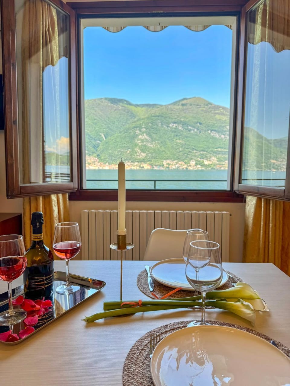 Living room, Dining area, Lake view, Mountain view