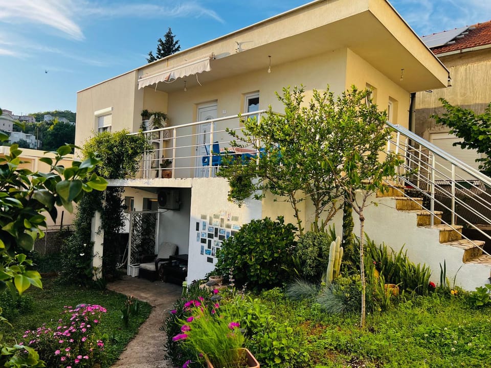 Property building, Garden, Balcony/Terrace, Garden view