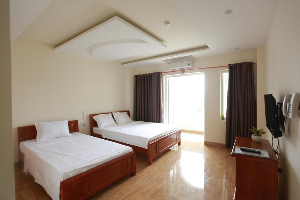 Toilet, Nearby landmark, Bed, People, Neighbourhood, Natural landscape, TV and multimedia, View (from property/room), Beach, Landmark view, Mountain view, Street view, Supermarket/grocery shop, Family