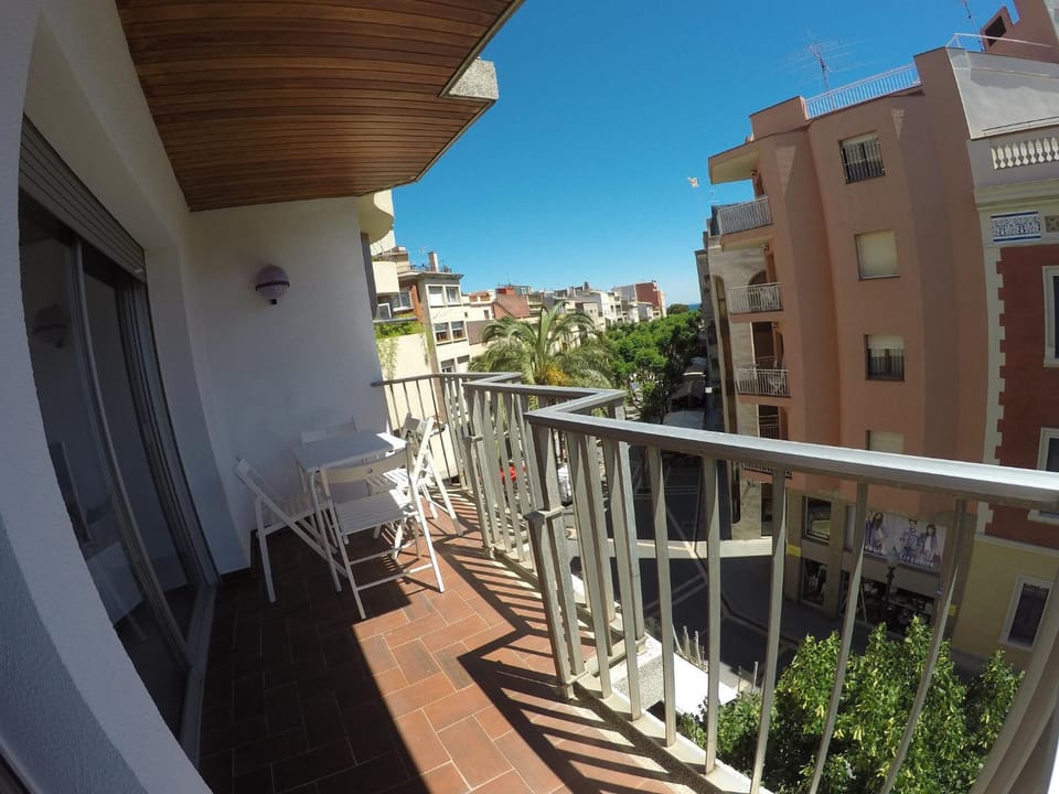 Restaurant/places to eat, Spring, Summer, Balcony/Terrace, Decorative detail, Dining area, City view, Street view, Supermarket/grocery shop, Shopping Area, Sunrise, Sunset
