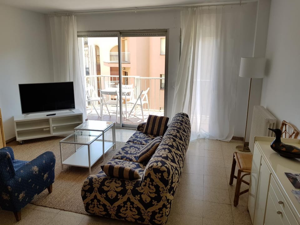 Communal lounge/ TV room, TV and multimedia, Living room, Decorative detail, Decorative detail, Seating area, Dining area
