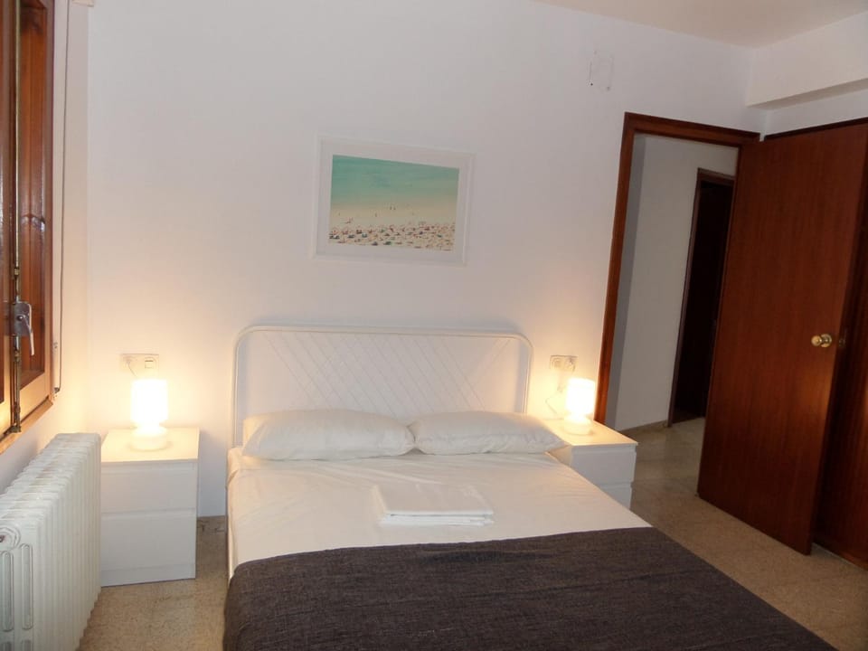 Bed, Photo of the whole room, Bedroom, wedding