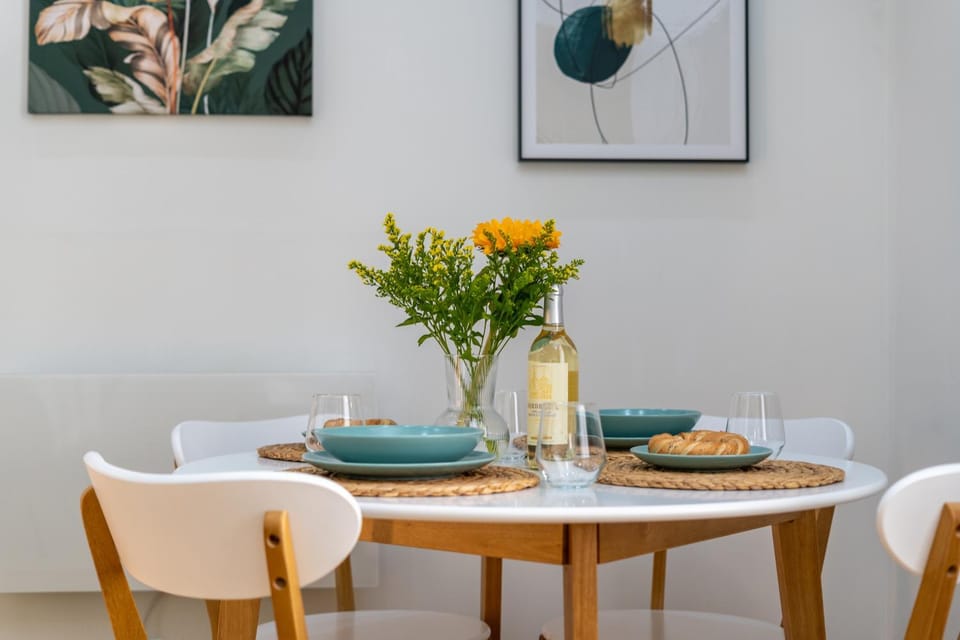 Food and drinks, Decorative detail, Seating area, Dining area, Food