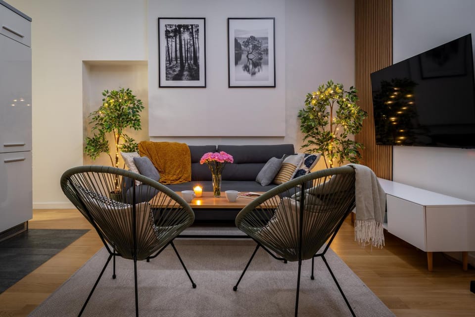 Communal lounge/ TV room, TV and multimedia, Living room, Seating area, Evening entertainment