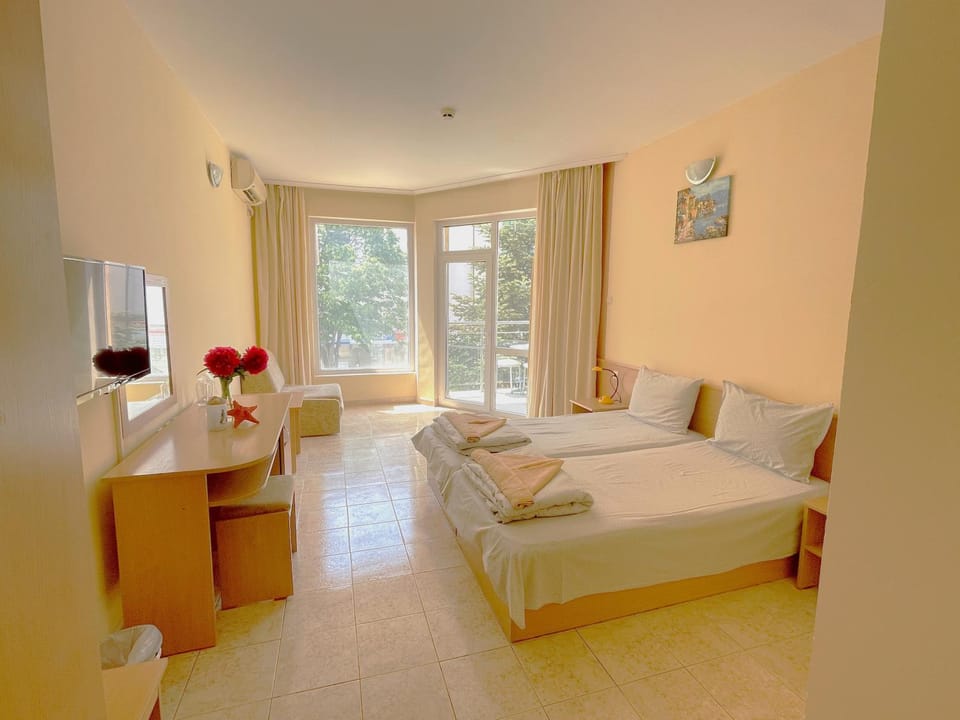 Bed, Bedroom, towels