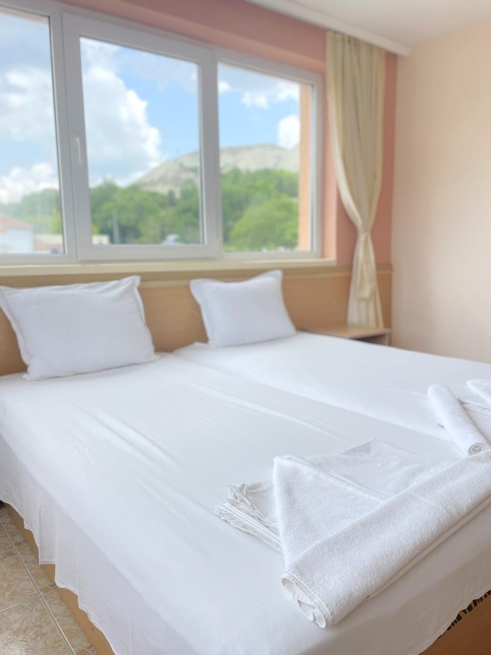 Bed, towels
