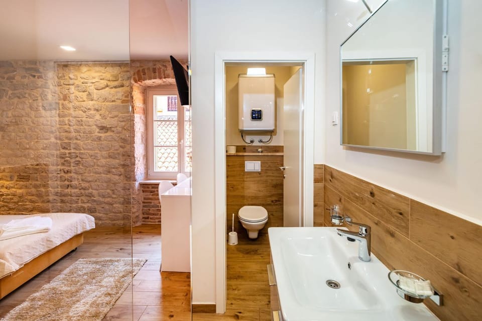 Shower, Toilet, Bathroom, TV and multimedia, Bedroom