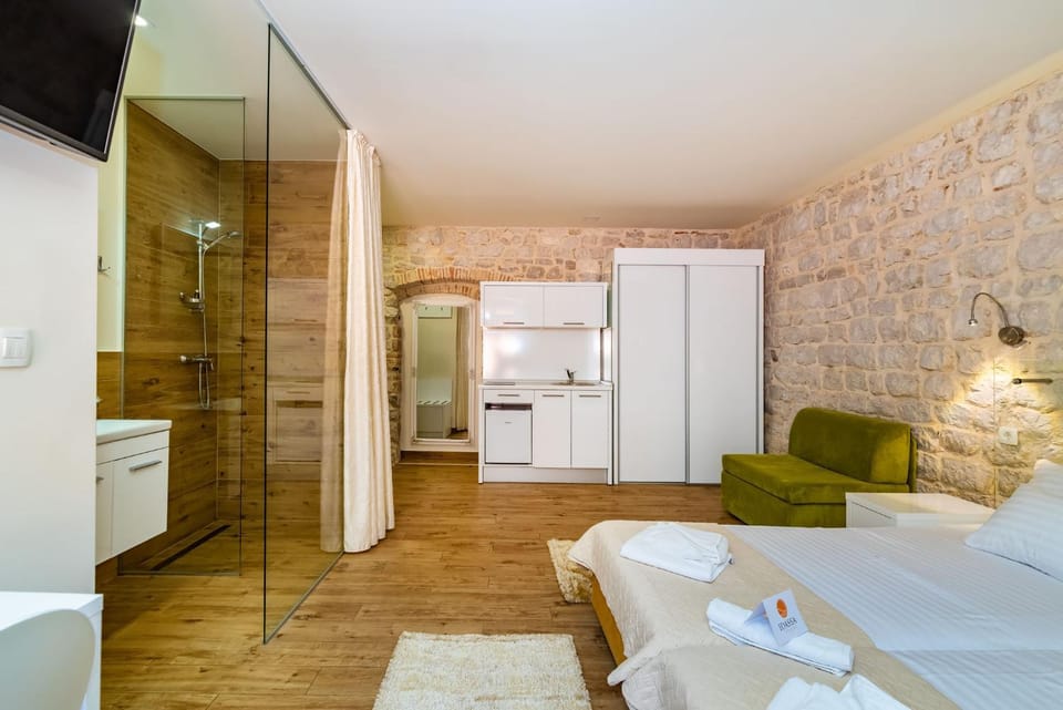Shower, Toilet, Bathroom, TV and multimedia, Coffee/tea facilities, Kitchen or kitchenette, Photo of the whole room, Bedroom