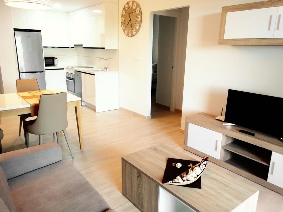 TV and multimedia, Coffee/tea facilities, Living room, Seating area, Dining area