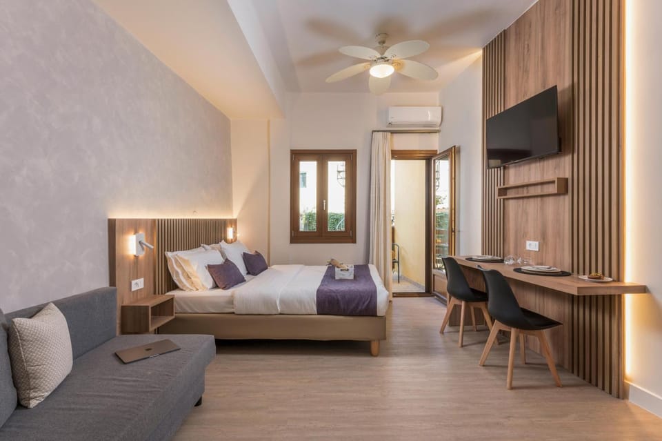 Bed, TV and multimedia, View (from property/room), Photo of the whole room, Seating area, Bedroom