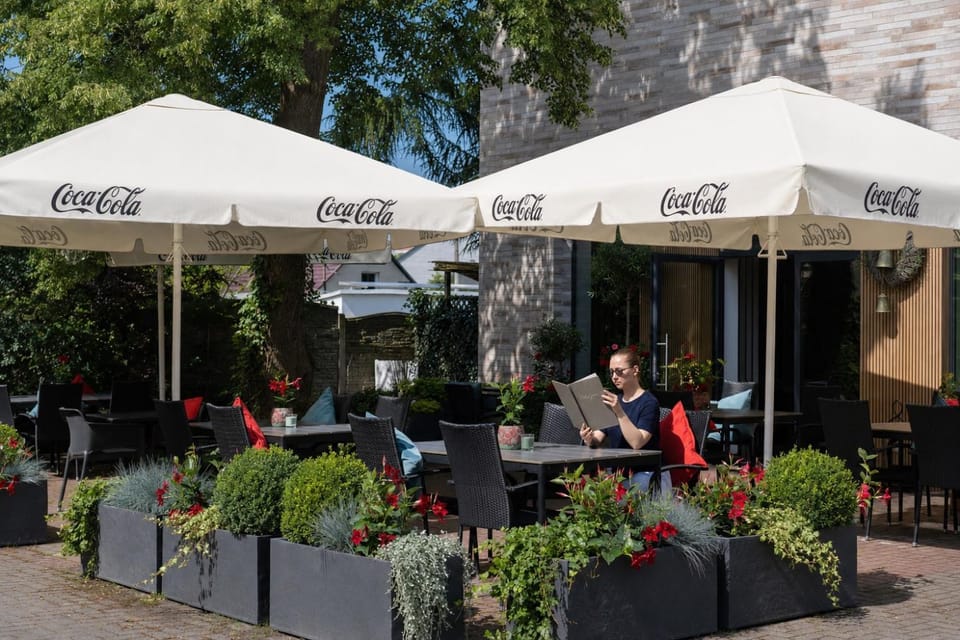 Property building, Restaurant/places to eat