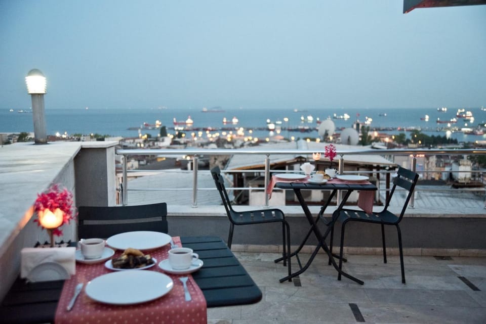 Restaurant/places to eat, Day, Natural landscape, View (from property/room), Balcony/Terrace, Food and drinks, Banquet/Function facilities, Seating area, Dining area, Sea view, Drinks