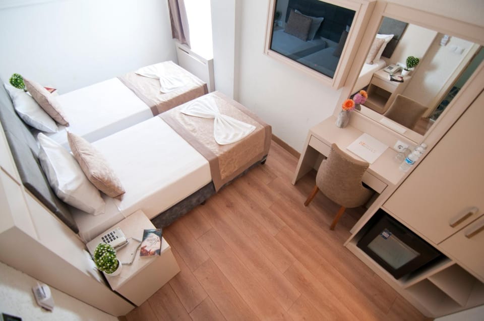 Bed, TV and multimedia, Photo of the whole room, Bedroom, towels, wardrobe