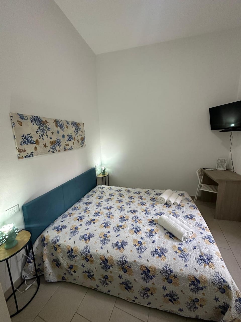 Bed, TV and multimedia, Photo of the whole room, Bedroom