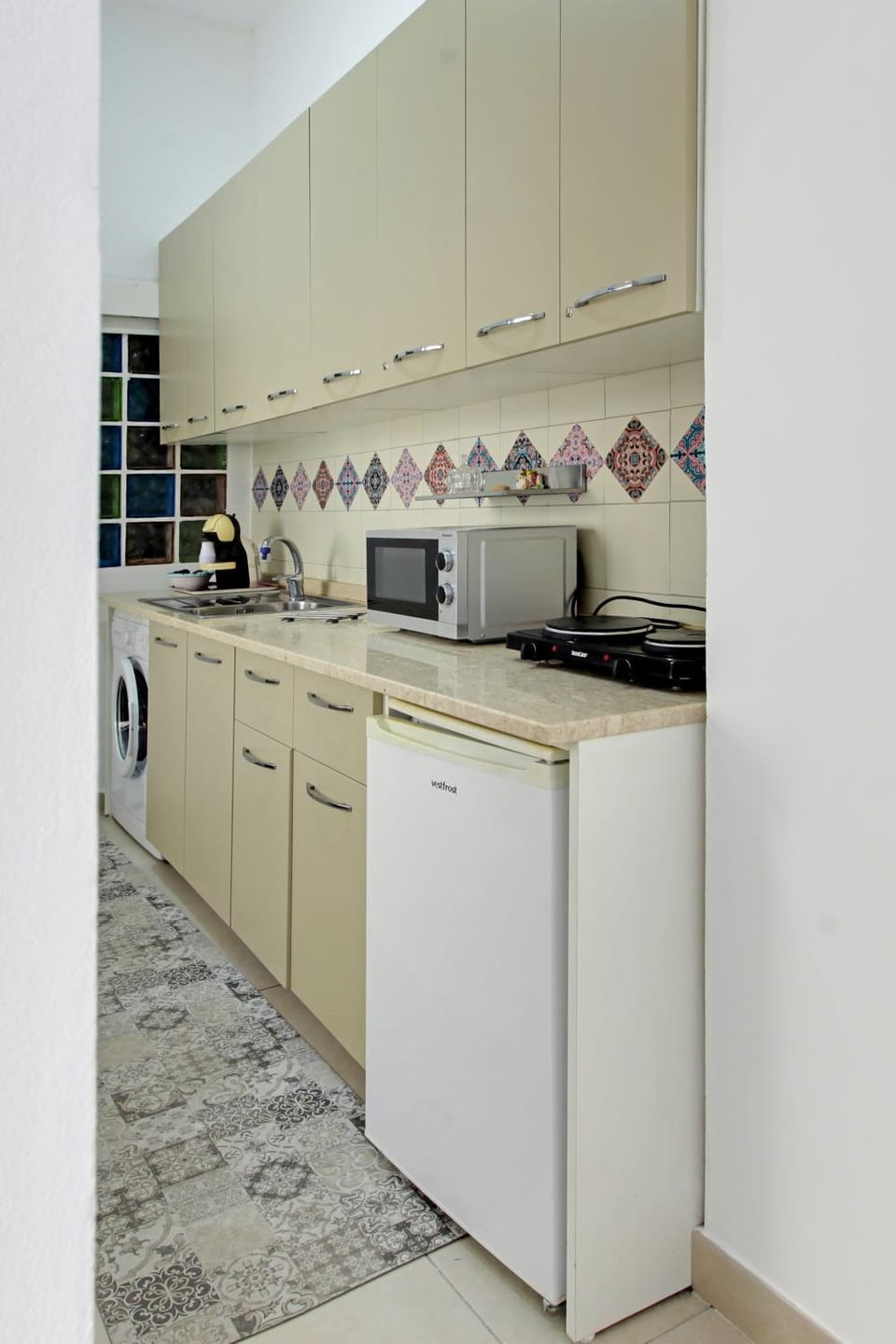 Kitchen or kitchenette, minibar, oven, stove, washing machine