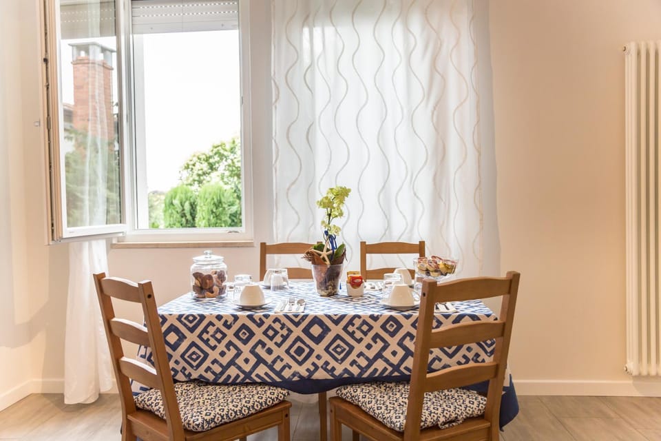 Coffee/tea facilities, Dining area