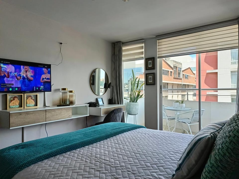 Bed, TV and multimedia, Photo of the whole room, Seating area, Evening entertainment, Bedroom
