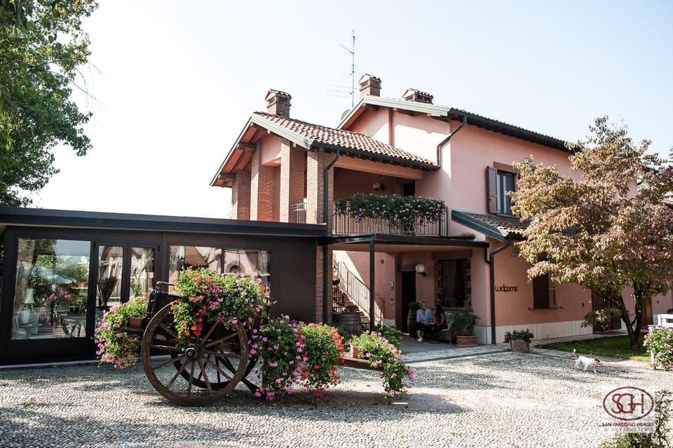 Property building, Facade/entrance, Lobby or reception