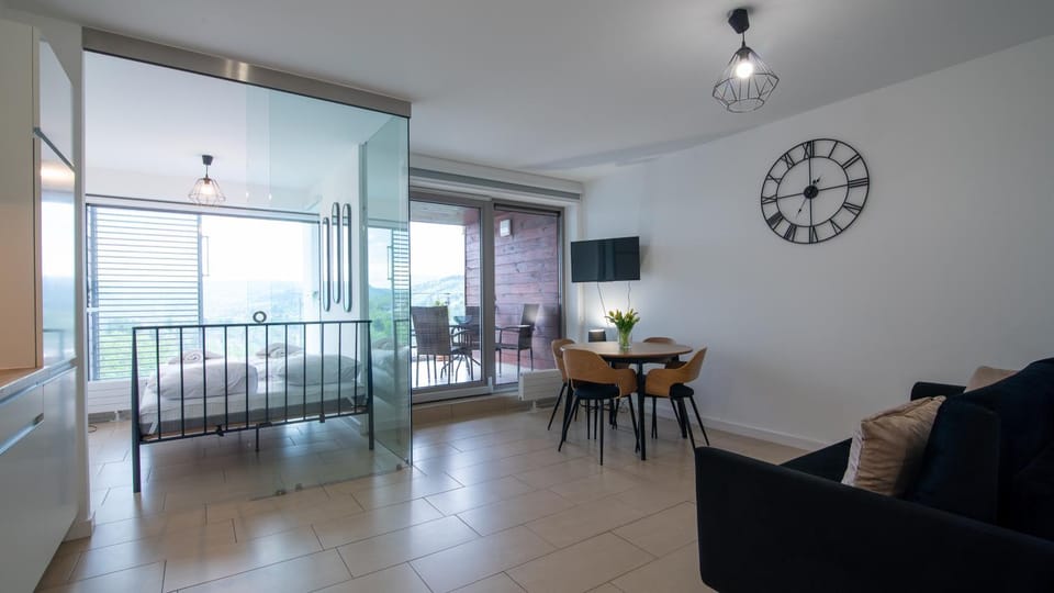 TV and multimedia, Seating area, Dining area