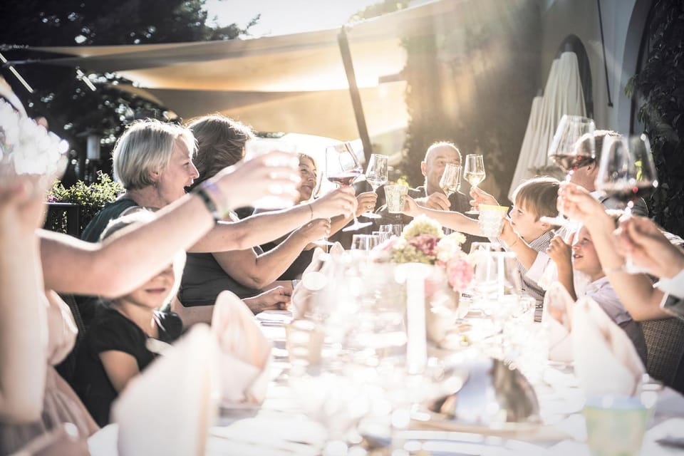 Restaurant/places to eat, Restaurant/places to eat, People, Balcony/Terrace, Food and drinks, Lunch, Alcoholic drinks, group of guests, Family