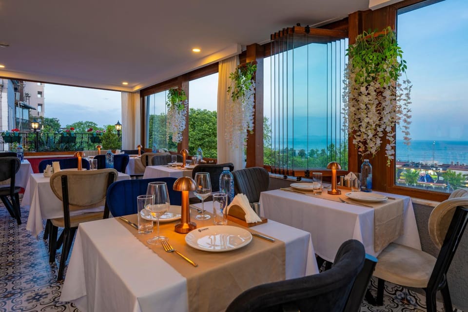 Property building, Restaurant/places to eat, Balcony/Terrace, Balcony/Terrace, Breakfast