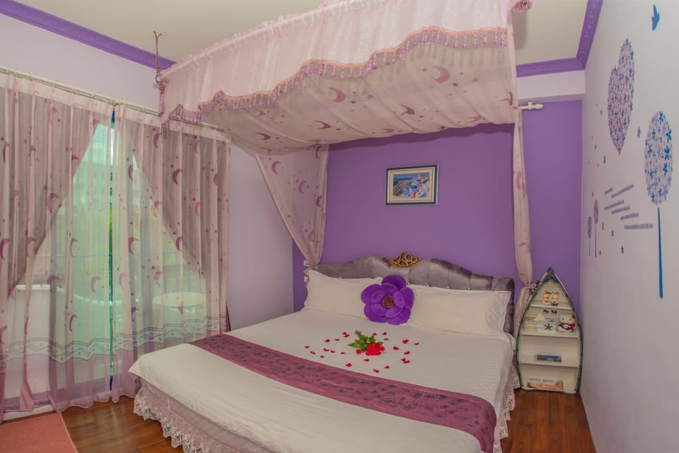 Photo of the whole room, Decorative detail