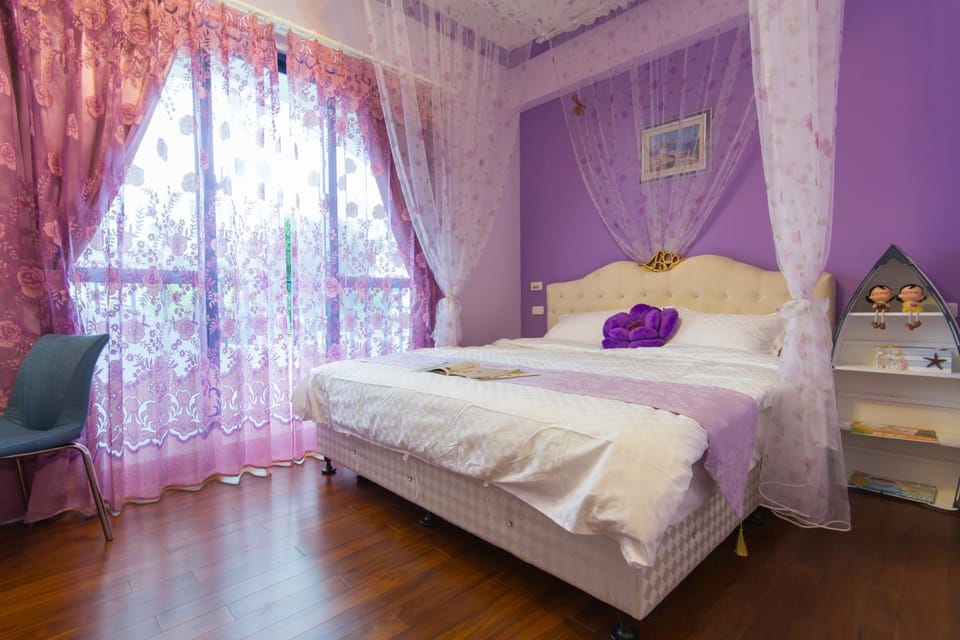 Toilet, People, Bathroom, TV and multimedia, Balcony/Terrace, Balcony/Terrace, Decorative detail, bunk bed, Family