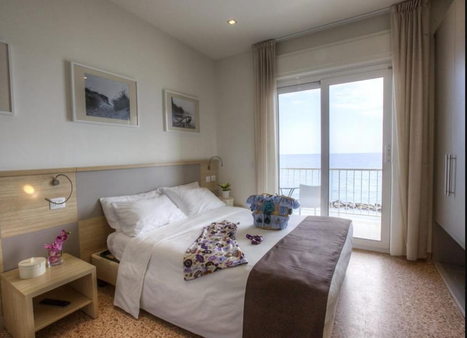 Bed, Photo of the whole room, Bedroom, Sea view
