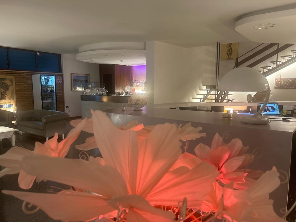 Garden, Lobby or reception, Seating area, ATM, elevator