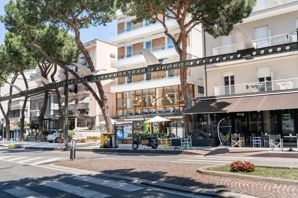 Property building, Facade/entrance, Garden, Balcony/Terrace
