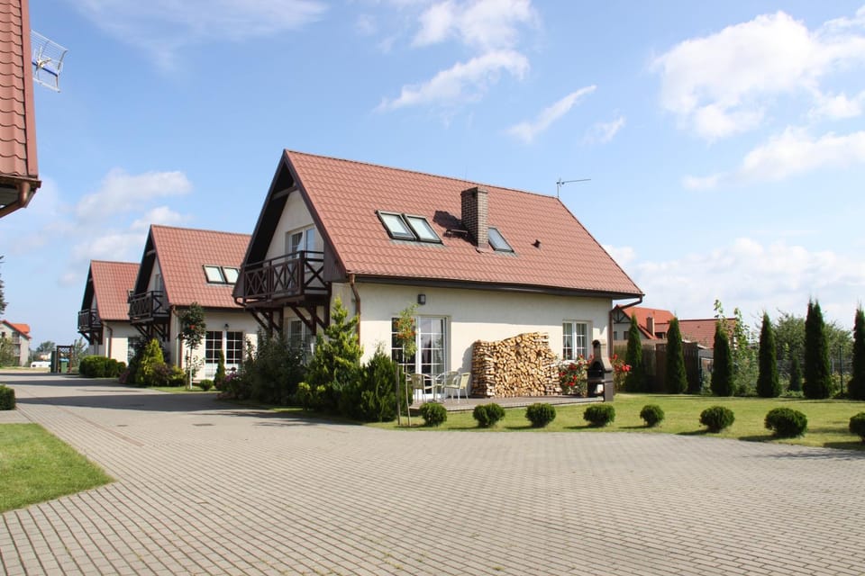 Property building, Garden, Balcony/Terrace, Parking