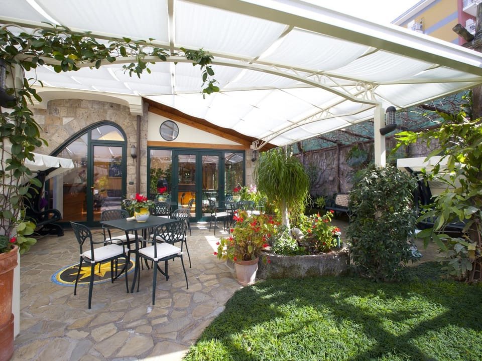 Garden, Lounge or bar, Internal: Not applicable to any particular room