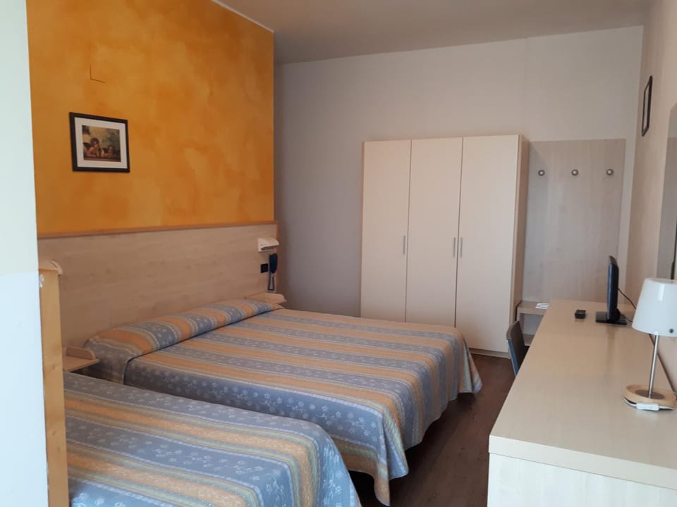 Photo of the whole room, Decorative detail