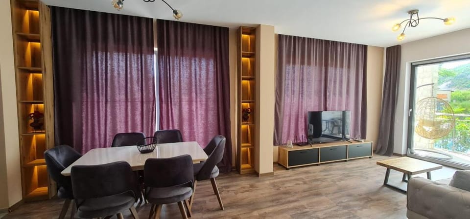 Seating area, Dining area