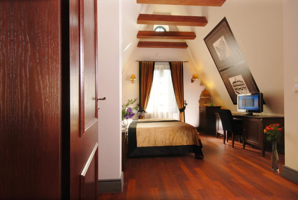 Bed, Photo of the whole room, Decorative detail, Seating area