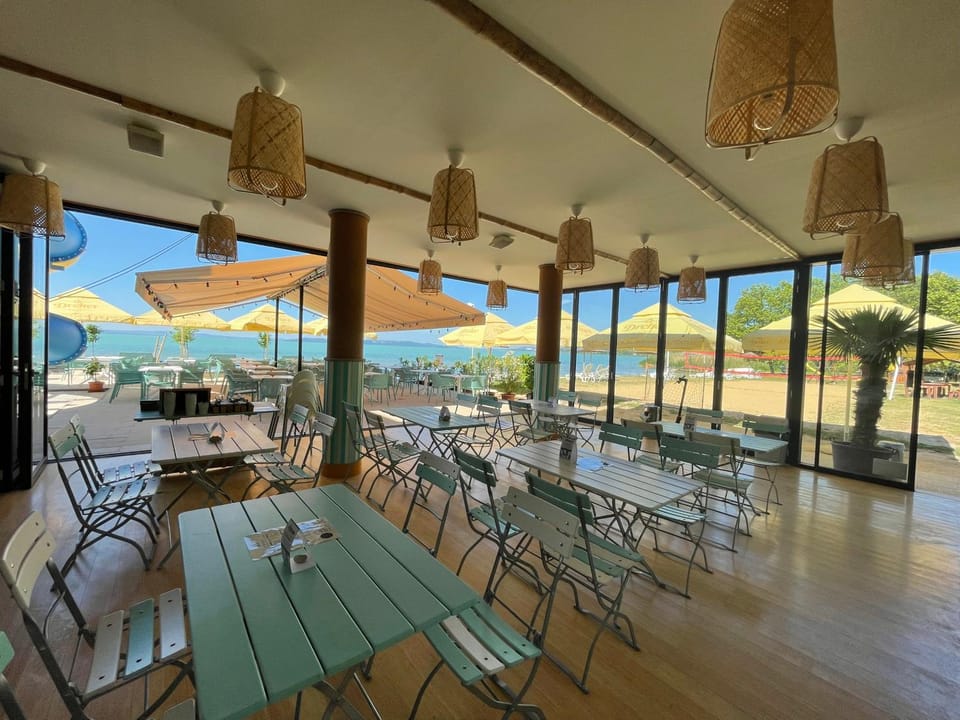 Restaurant/places to eat, Lounge or bar, Food and drinks