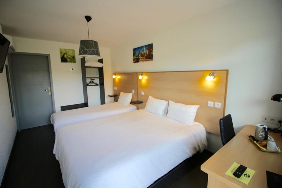 Bed, TV and multimedia, Photo of the whole room, Bedroom, hair dresser, wardrobe