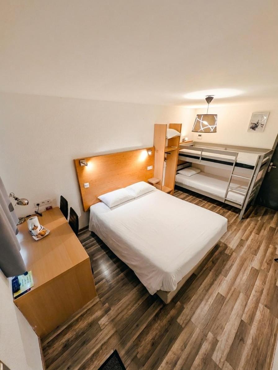 Bed, Photo of the whole room, Bedroom, bunk bed