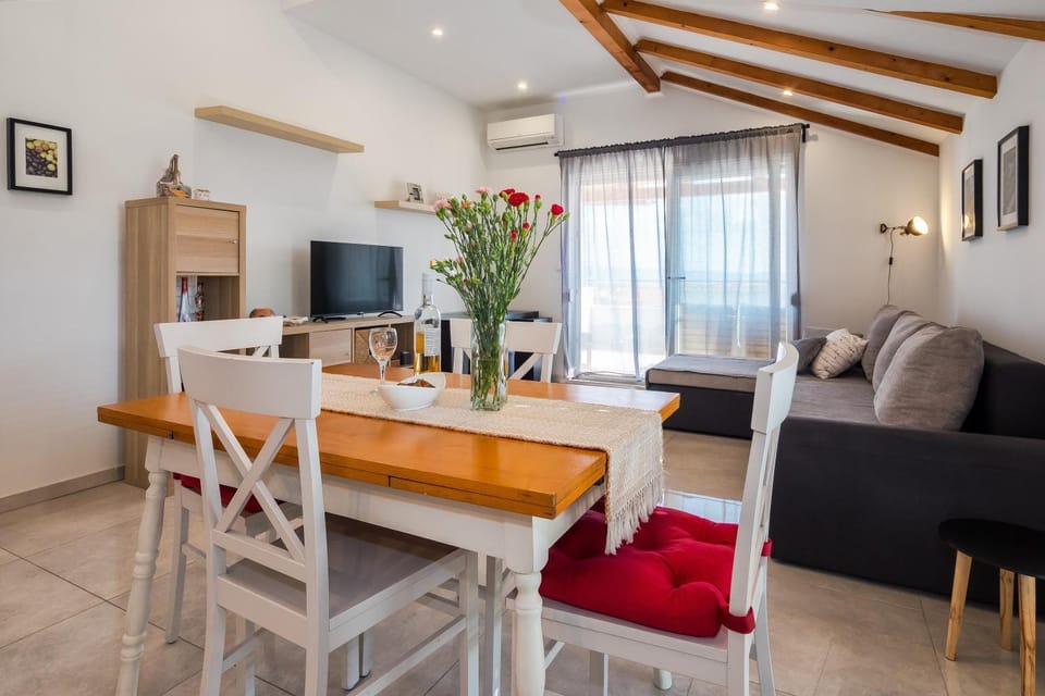 TV and multimedia, Living room, Seating area, Dining area