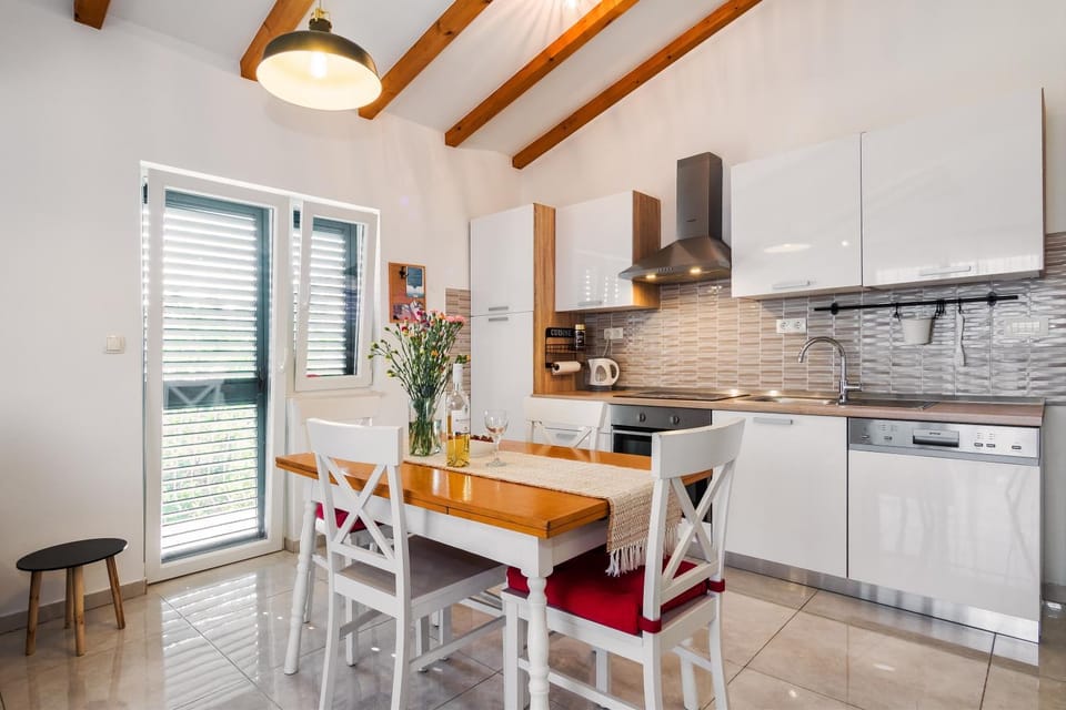 Kitchen or kitchenette, Dining area, dishwasher, pet friendly, stove