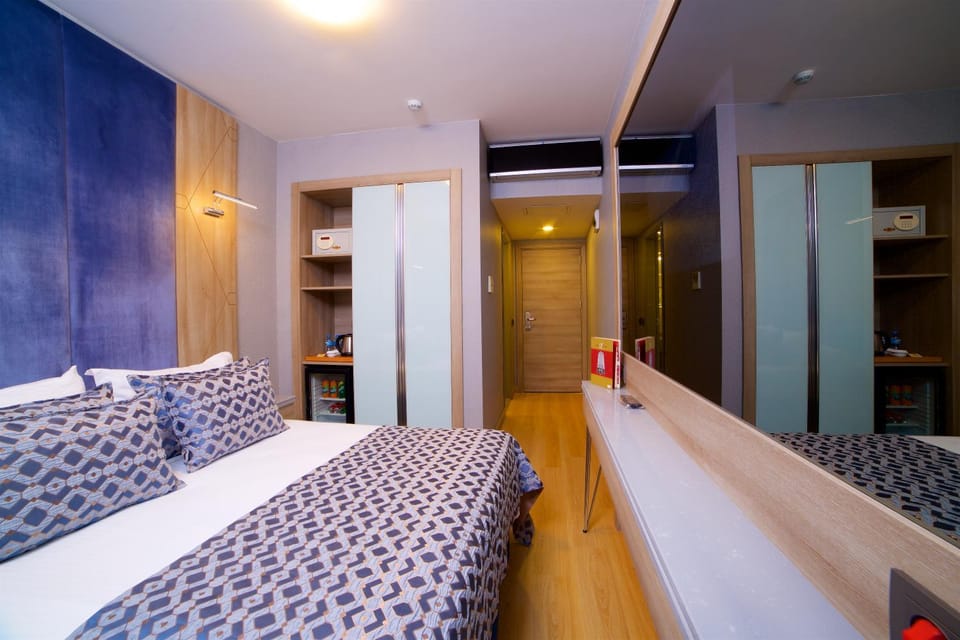 Bed, Photo of the whole room, Bedroom, Family, Family