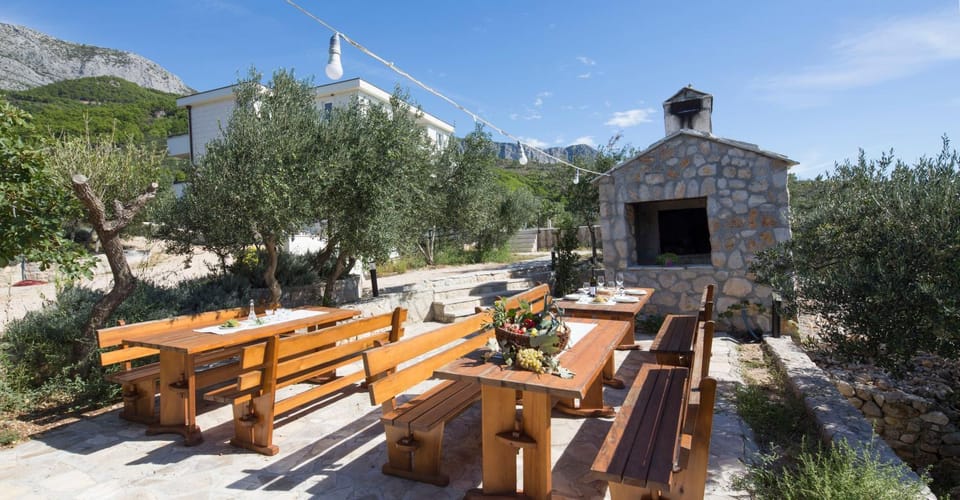 Natural landscape, BBQ facilities, Evening entertainment