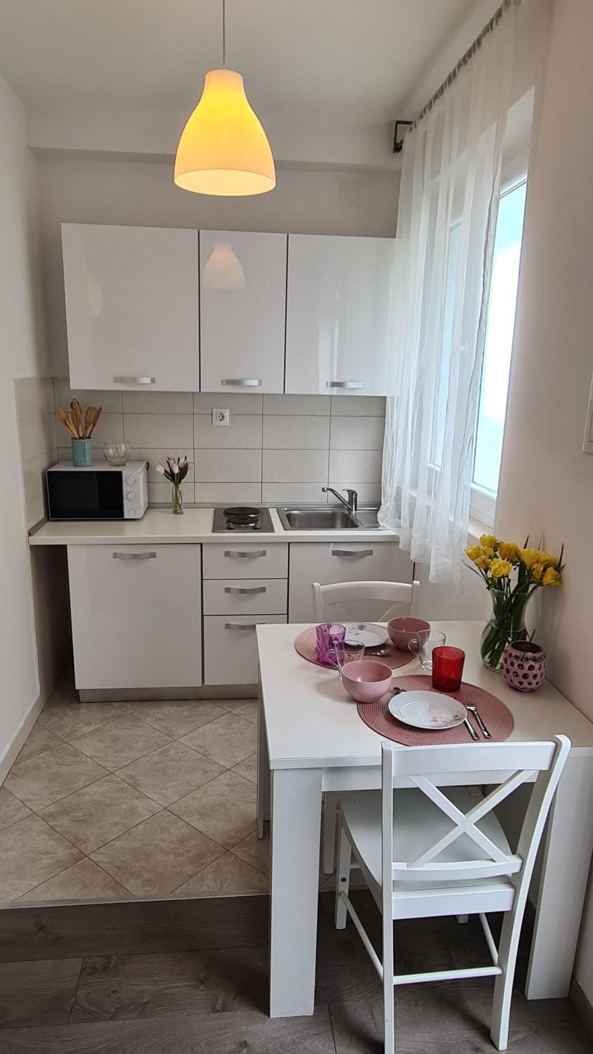 Kitchen or kitchenette, minibar