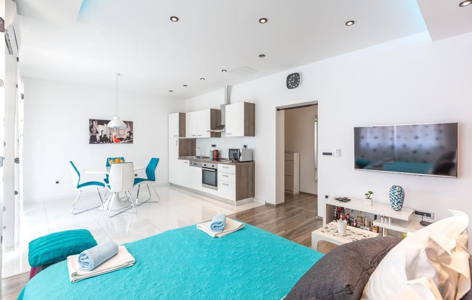 TV and multimedia, Kitchen or kitchenette, Living room, Seating area, Bedroom