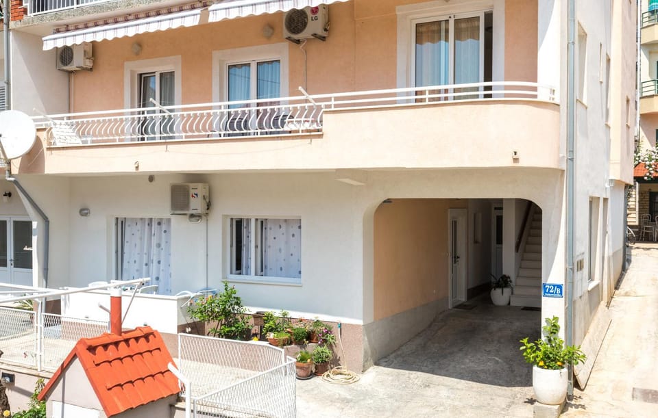 Property building, Garden, Balcony/Terrace