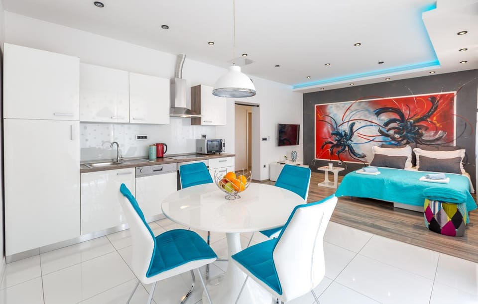 TV and multimedia, Kitchen or kitchenette, Living room, Dining area