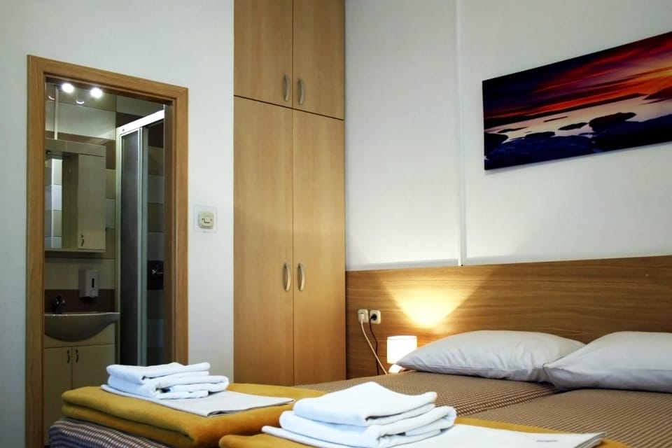 Shower, Toilet, Patio, Bed, Bathroom, TV and multimedia, Food and drinks, Seating area, Text overlay, Area and facilities, Buffet breakfast