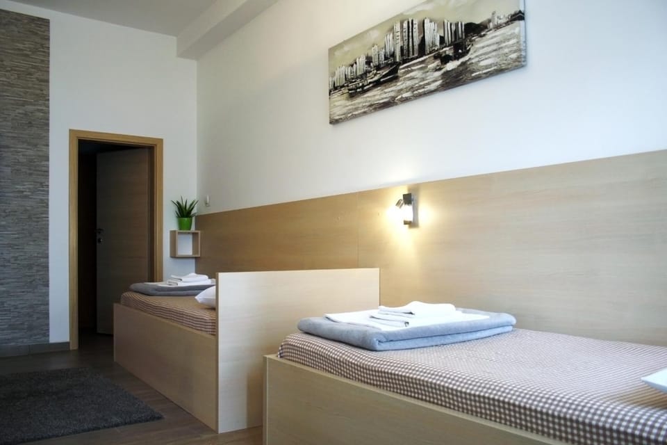 Shower, Toilet, Patio, Restaurant/places to eat, Bed, Food close-up, Bathroom, TV and multimedia, Food and drinks, Other, Photo of the whole room, Decorative detail, Seating area, Buffet breakfast, Lunch