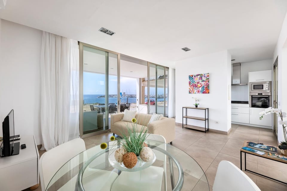 TV and multimedia, Kitchen or kitchenette, Living room, Seating area, Dining area